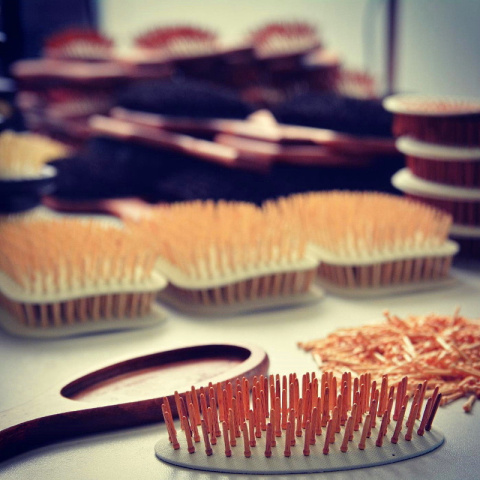 Szczotka pneumatyczna, szpilki drewniane 6 rzędów, kolor dark chocolate Szczotka pneumatyczna, szpilki drewniane 6 rzędów, kolor dark chocolate